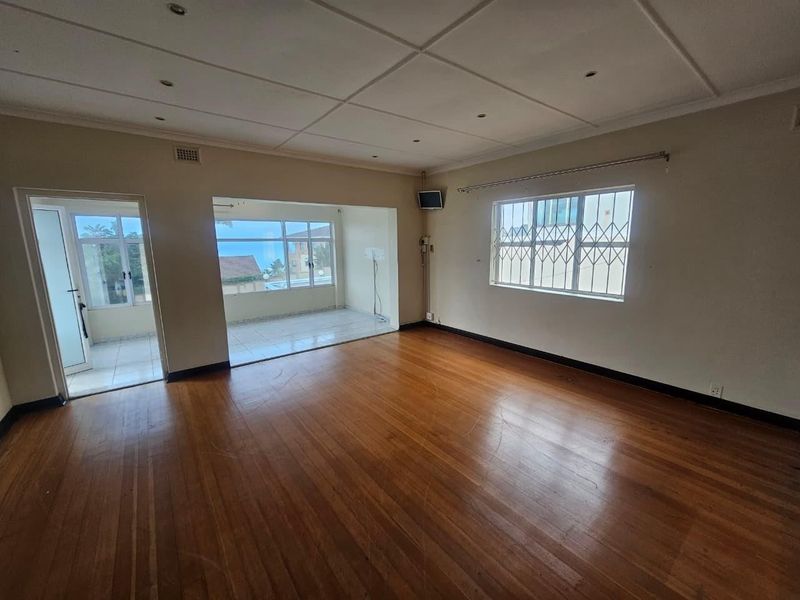Marine Drive Home Plus Modern Office - Photo 5