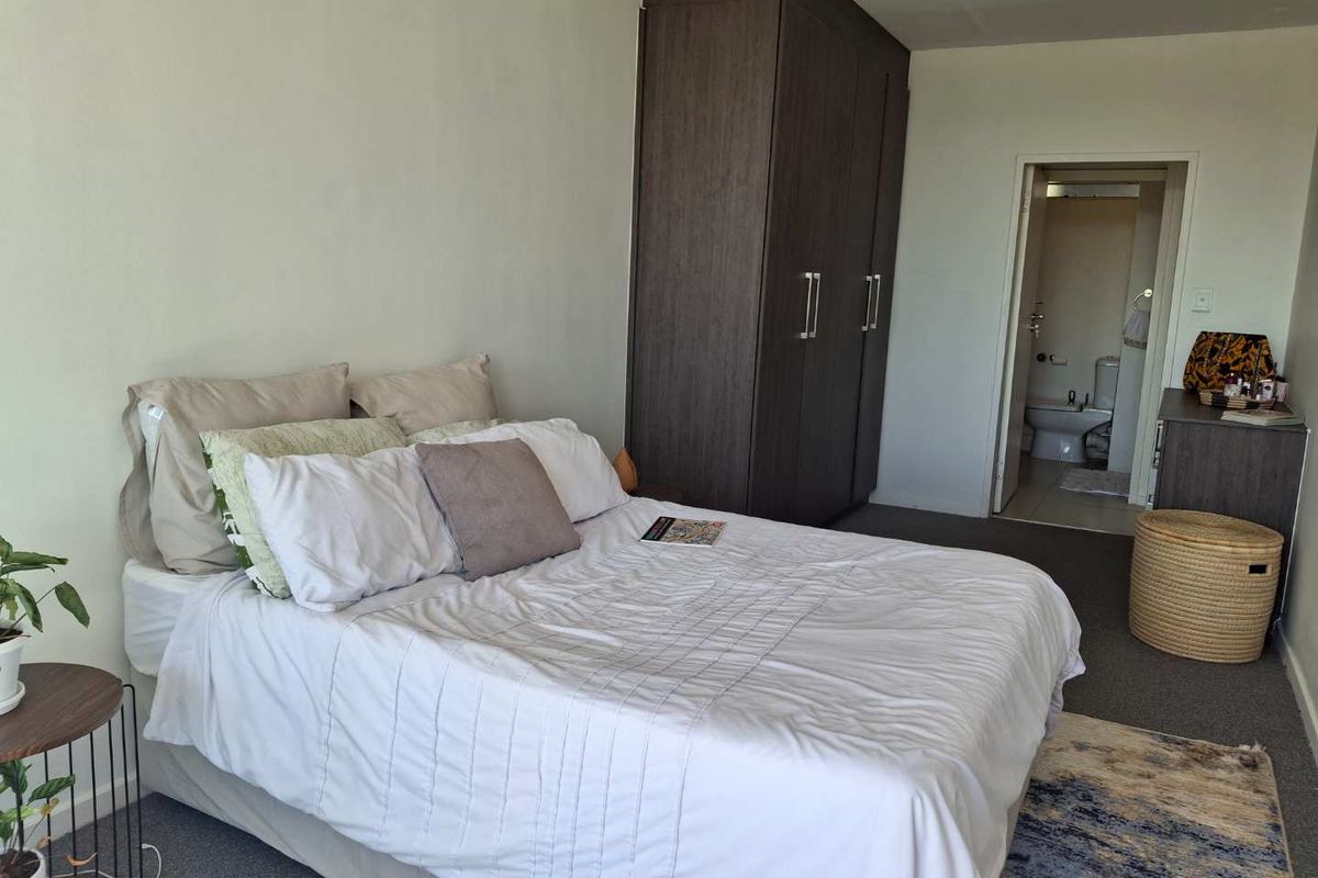 A BEAUTIFUL SUNNY ONE BEDROOM APARTMENT - Photo 5