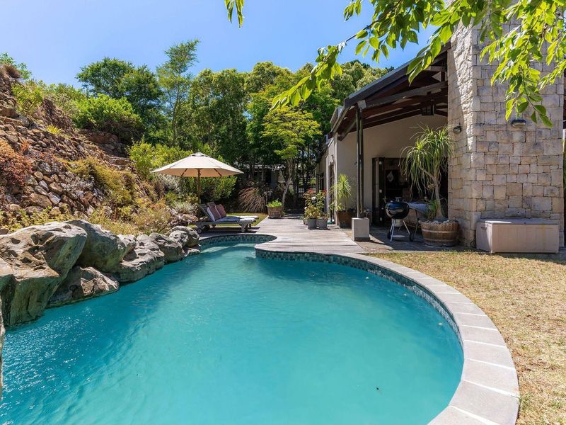 Beautiful North Facing “Philip Briel Designed”, family home. - Photo 8