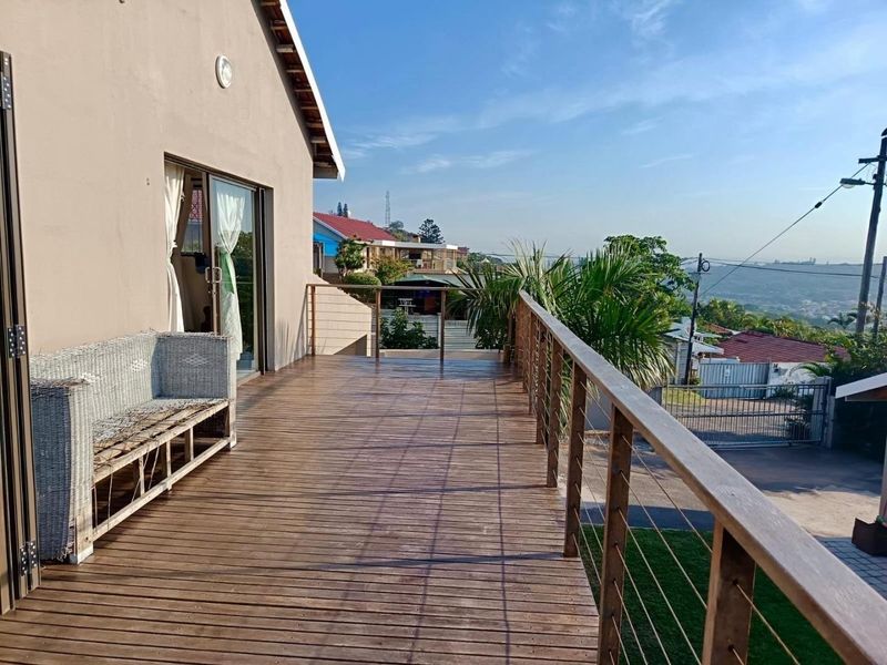 Modern Family Home with Flatlet, Granny Flat &amp; Stunning Views in Brighton Beach - Photo 4