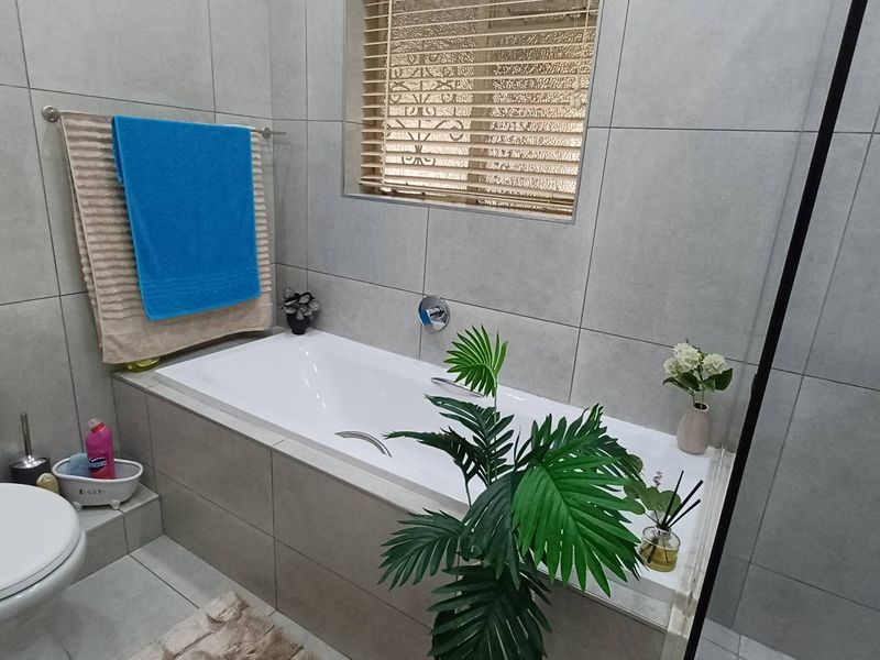 House huge potential - Photo 6