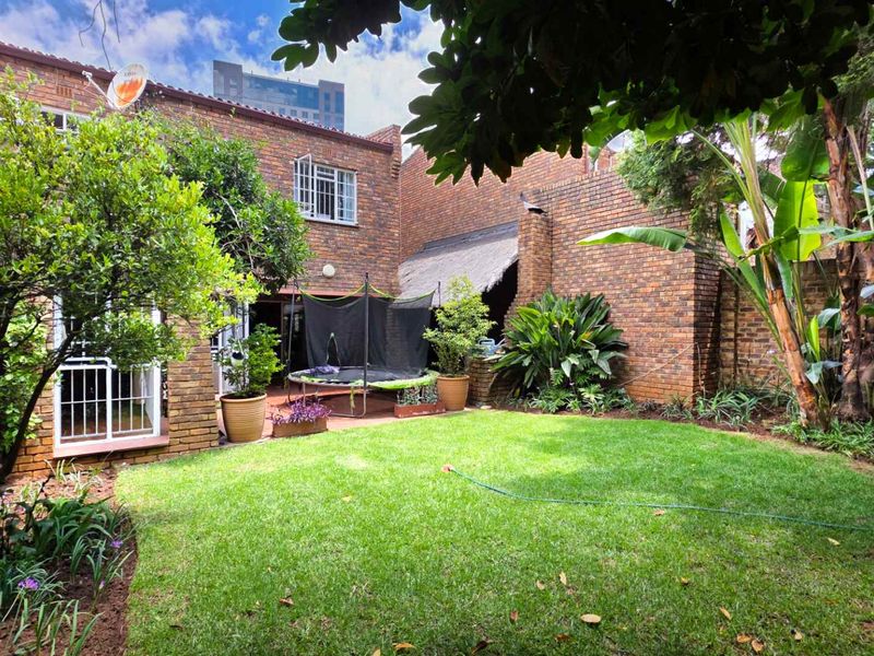 Spacious, Location Perfect, 3 Bedroom Sandton Townhouse with Private Garden - Photo 2
