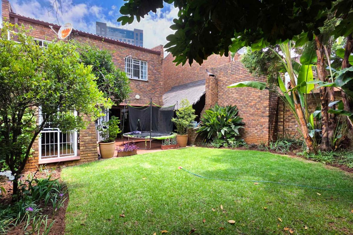 Spacious, Location Perfect, 3 Bedroom Sandton Townhouse with Private Garden - Photo 2