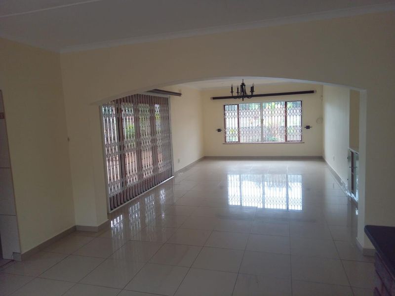 Spacious and well maintained 2 bedroom 2 bathroom simplex - Photo 6