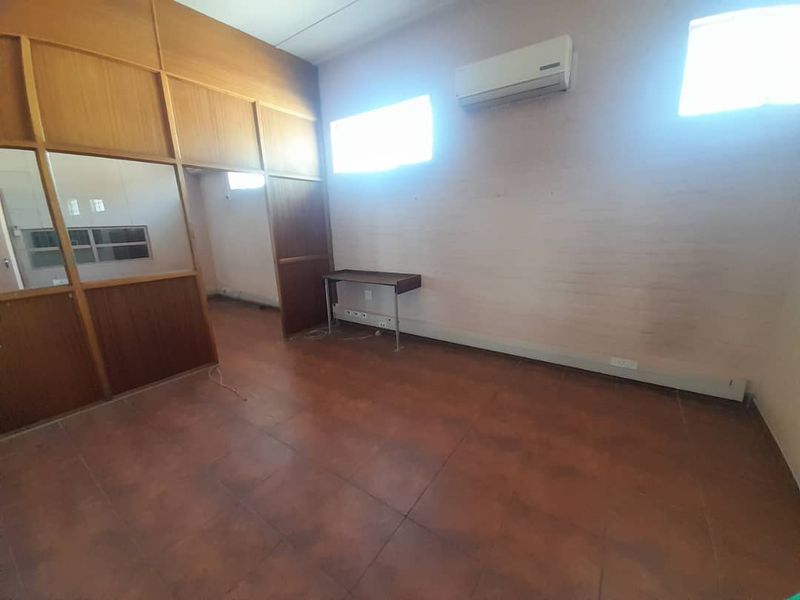 Prime Location Warehouse - Photo 7