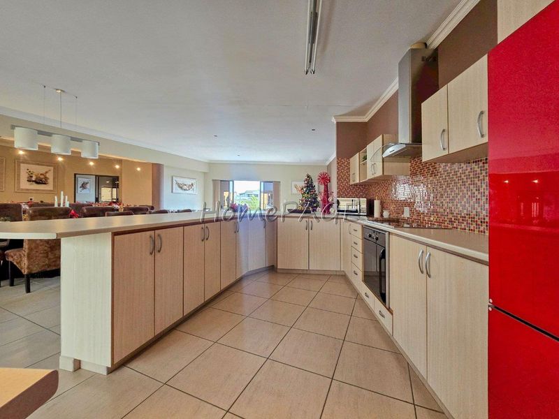 Long Beach, Walvis Bay:  4 Bedroom Property with 6-car garages for sale - Photo 10