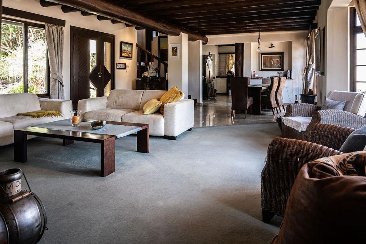 FOR SALE- MASSIVE 3 BEDROOM HOUSE WITH SEPARATE FLAT IN KRAMERSDORF, SWAKOPMUND, NAMIBIA - Photo 3