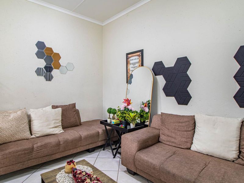 Charming First-Floor Unit: Comfort & Convenience Await! - Photo 7