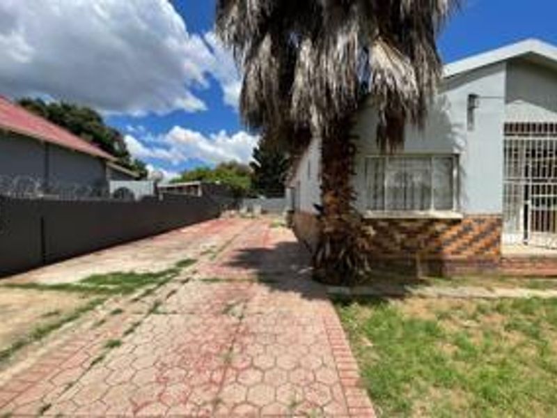 House For Sale with Lucrative Prospects in Pretoria West - Photo 2
