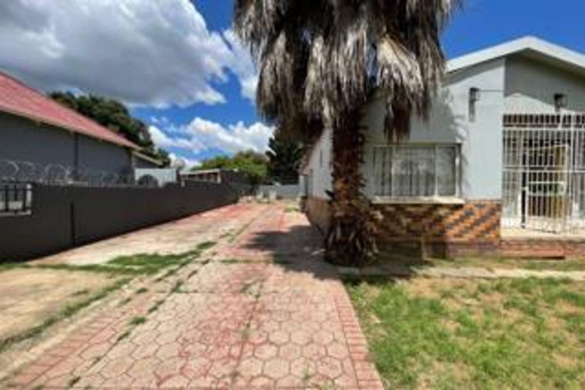 House For Sale with Lucrative Prospects in Pretoria West - Photo 2