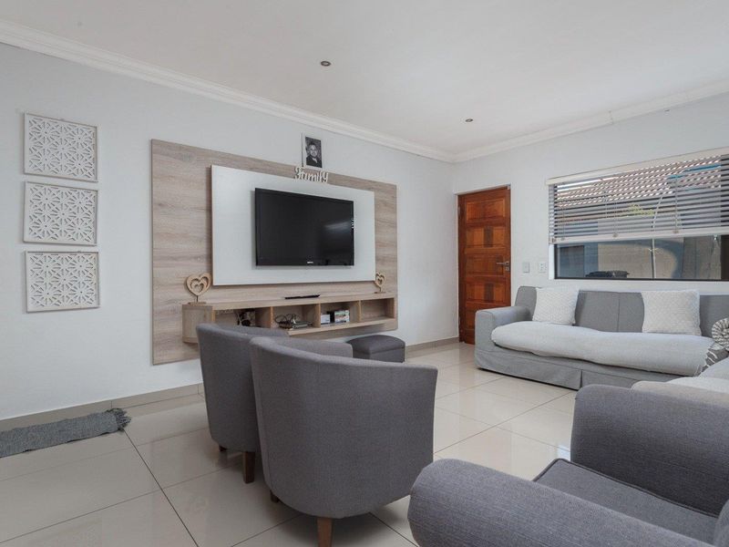 Spacious, Modern Living in a Low-Maintenance Home - Photo 2