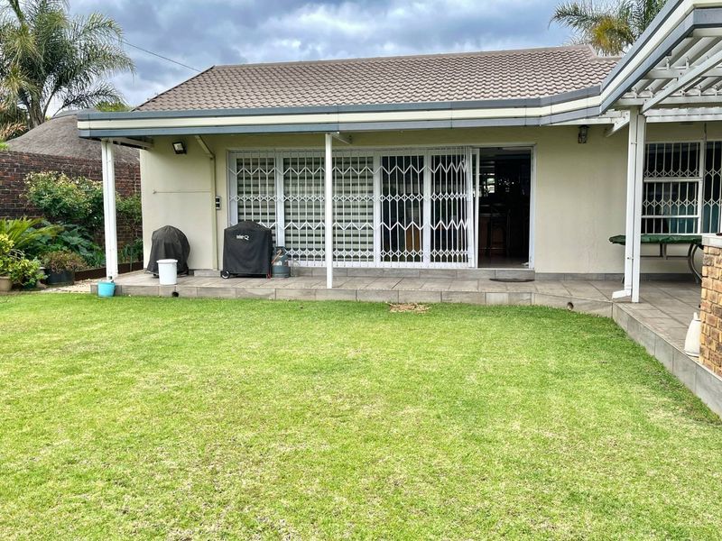 WELL KEPT PROPERTY IN THE HEART OF SUNWARDPARK!!! - Photo 2