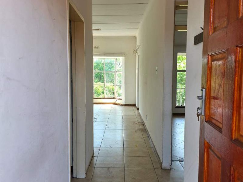 TOP FLOOR APARTMENT - Photo 6