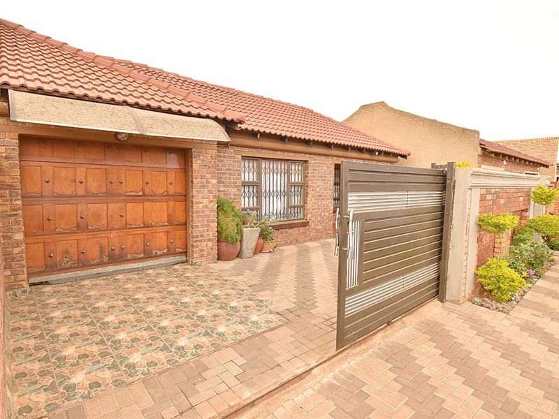 Beautiful Face Brick Home - Photo 2