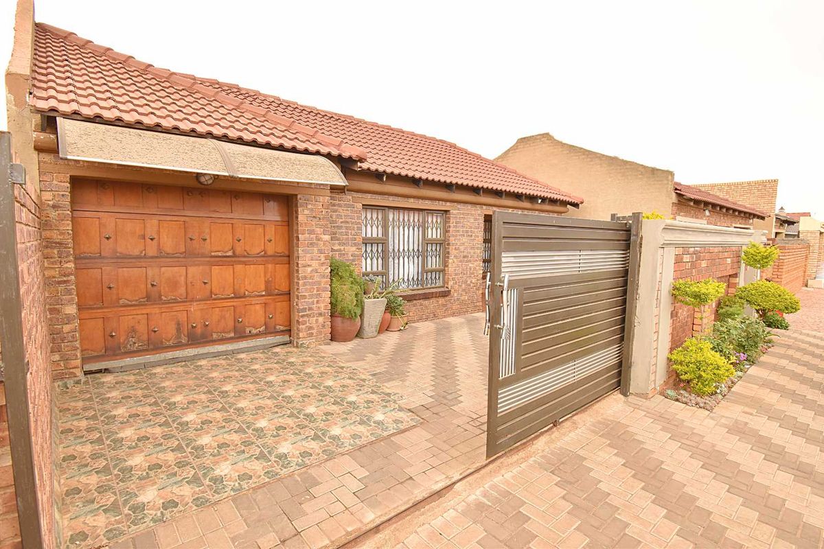 Beautiful Face Brick Home - Photo 2