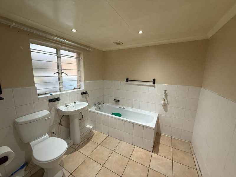 Charming Garden Cottage To Let in Discovery, Roodepoort - Photo 4