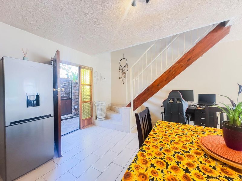 Spacious 3 Bedroom Duplex with a Private Garden - Photo 3