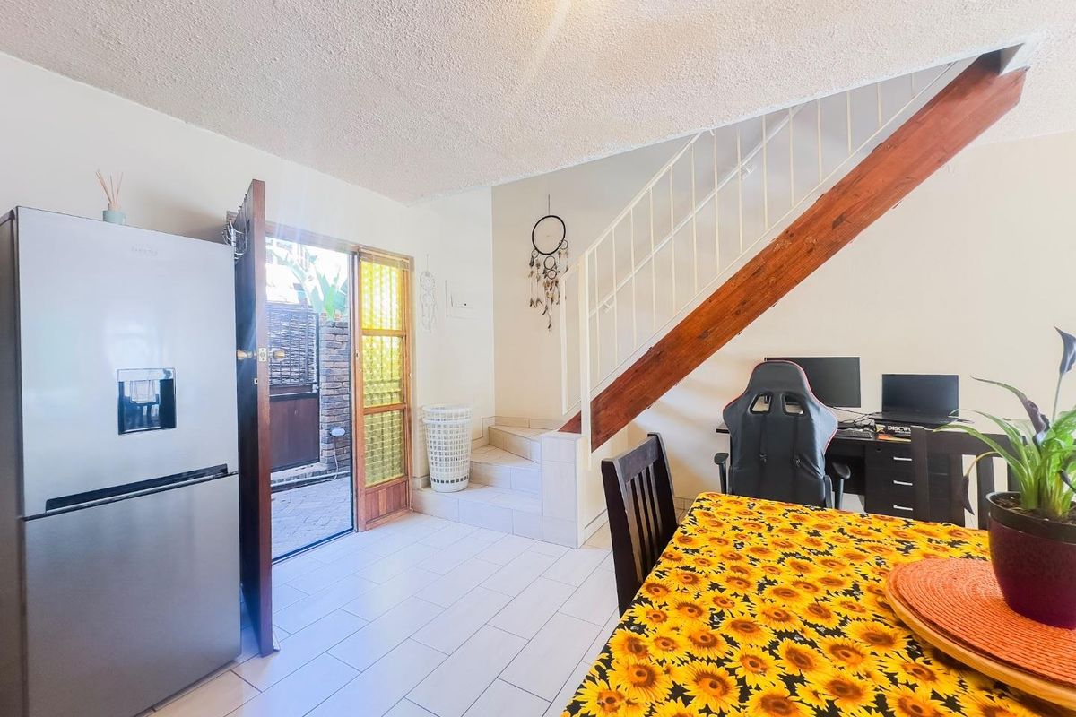 Spacious 3 Bedroom Duplex with a Private Garden - Photo 3