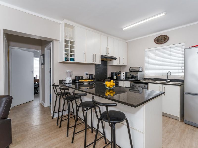 BRIGHT, SPACIOUS, MODERN AND CONVENIENT - Photo 4