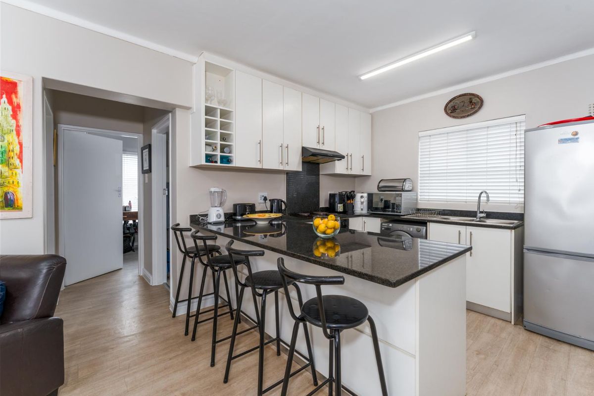 BRIGHT, SPACIOUS, MODERN AND CONVENIENT - Photo 4