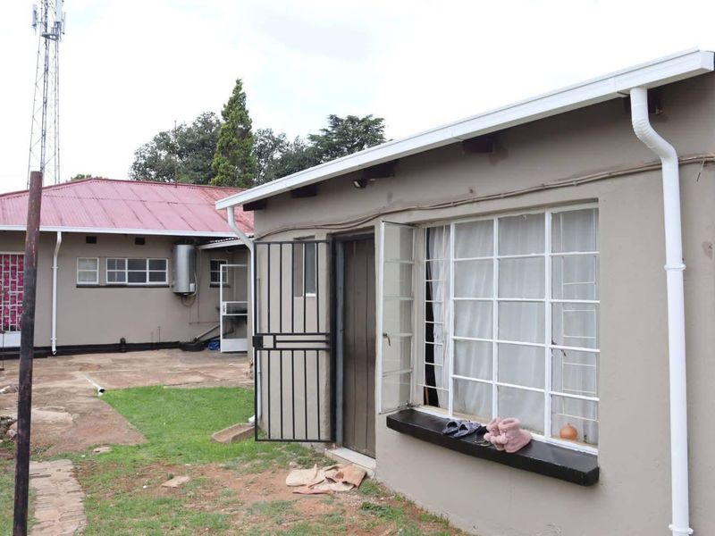 Spacious 3 Bedroom Family Home with Large Yard in Homelake - Photo 9