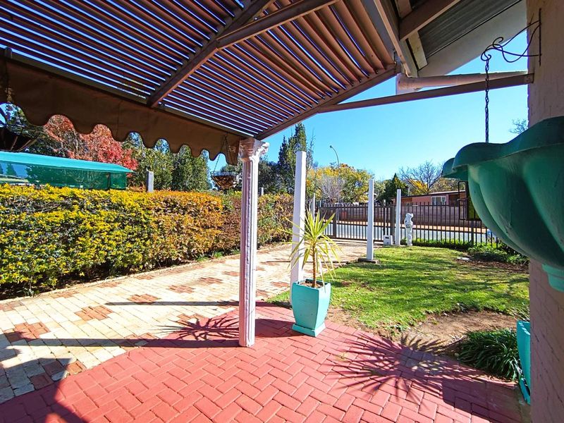 Immaculate Family Home with Spacious Living & Entertainer’s Delight - Photo 2