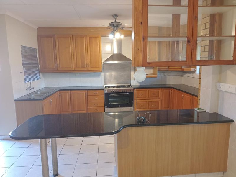 Spacious 4-Bedroom Family Home with Pool, Greenbelt Setting and Separate Granny Flat - Photo 1