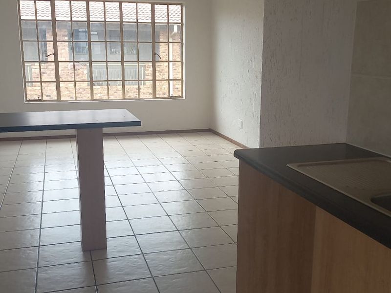 24 hour complex, 2 bedroom, 2nd floor, close to East Rand Mall! ideal first time buyers+investors! - Photo 4