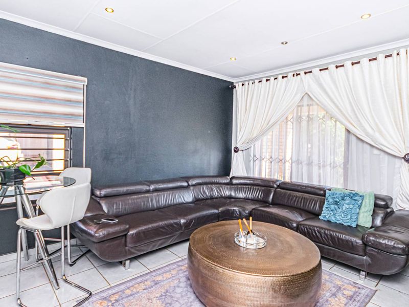 Elegant 3-bedroom home in secure complex with a beautiful garden in Grobler Park - Photo 7