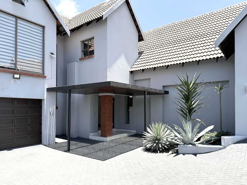 Spacious double-storey home located in Olympus - Photo 4