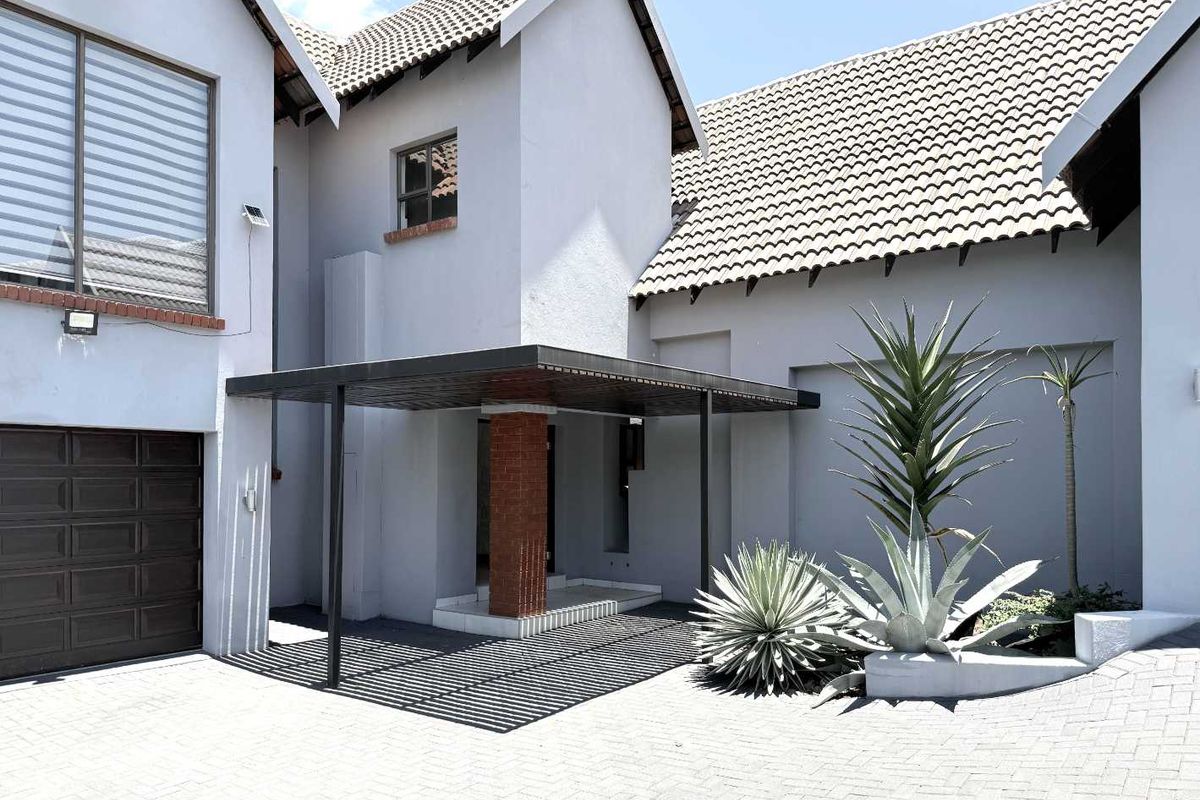 Spacious double-storey home located in Olympus - Photo 4