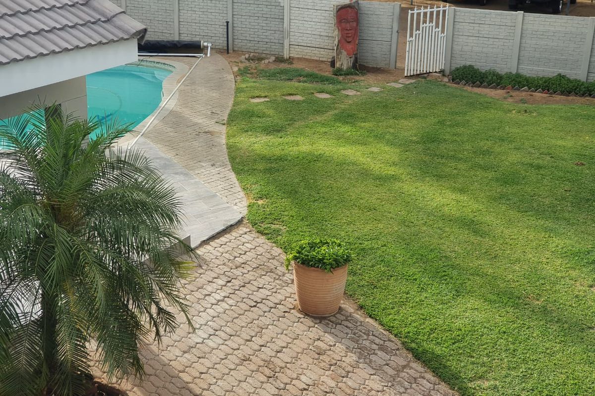 Spacious Double-Storey Home for Sale in the Heart of Okahandja – Perfect for Family Living & Entertaining! - Photo 5