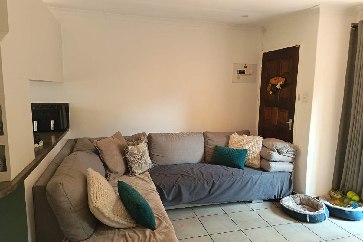 Comfortable Family Living in a Convenient Location - Photo 3