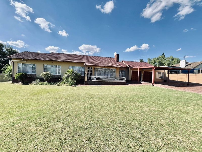 Your Dream Home: Open Spaces, Pool, and Prime Security Features!" - Photo 3