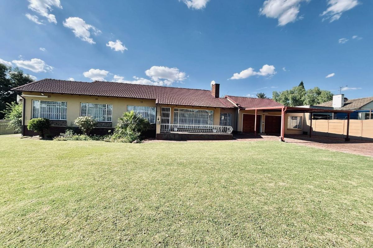 Your Dream Home: Open Spaces, Pool, and Prime Security Features!" - Photo 3