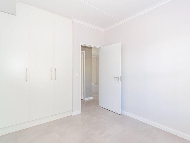 Sunny Spacious two bedroom, two bathoom second floor apartment - Photo 9