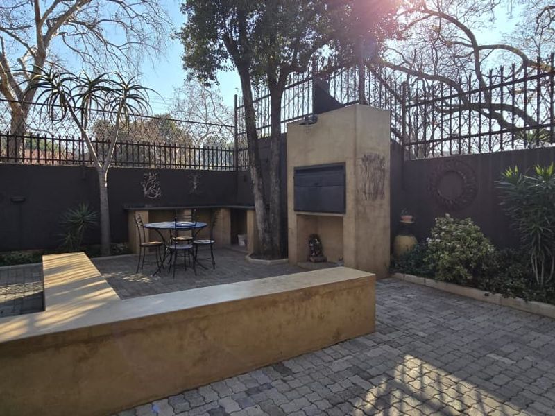 SPACIOUS 4-BEDROOM TOWNHOUSE FOR SALE IN ARCADIA, PRETORIA - Photo 7