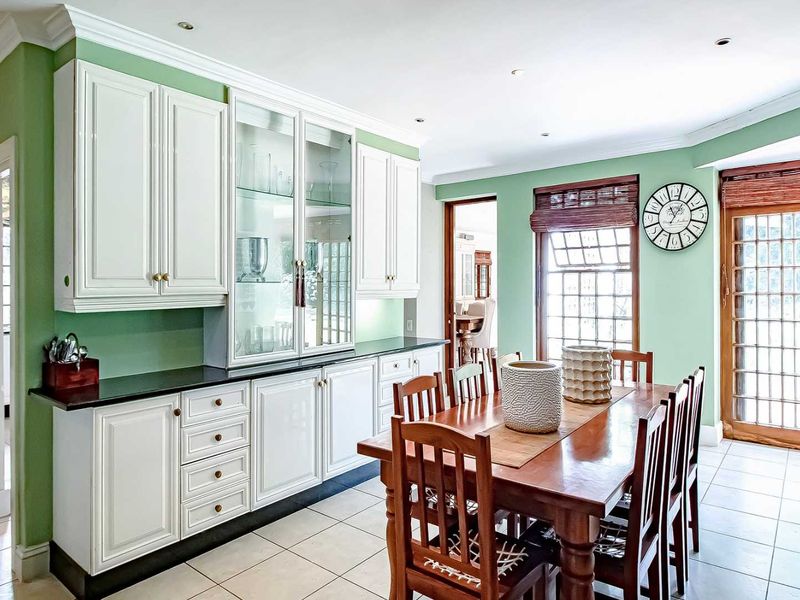 Stately Family Residence in Prime Melrose. - Photo 8