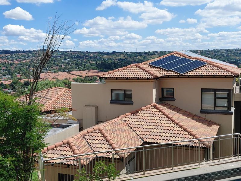 Luxurious Fully Furnished 4-Bedroom Double-Storey Home with Stunning Views in Roodekrans - Photo 2