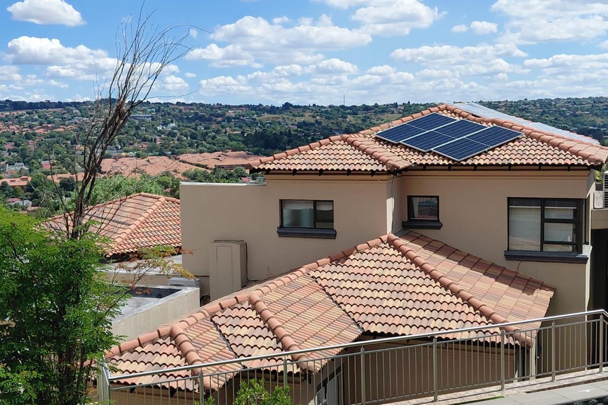 Luxurious Fully Furnished 4-Bedroom Double-Storey Home with Stunning Views in Roodekrans - Photo 2