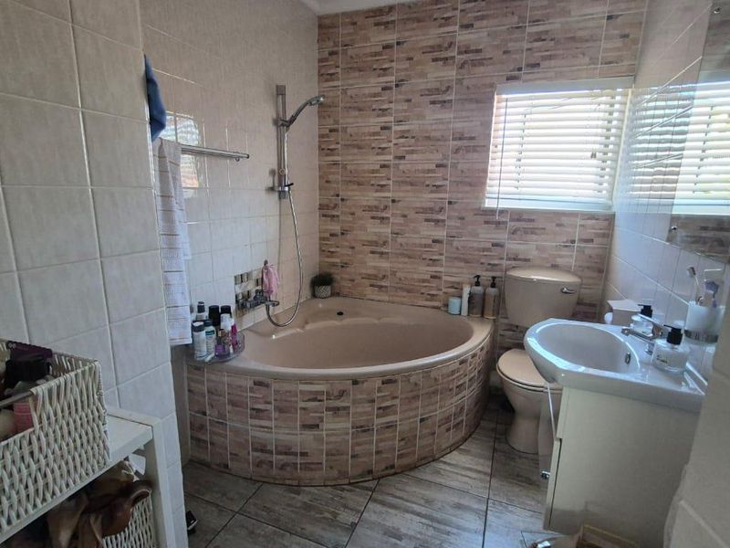 Corner unit in popular complex, newly renovated - Photo 6