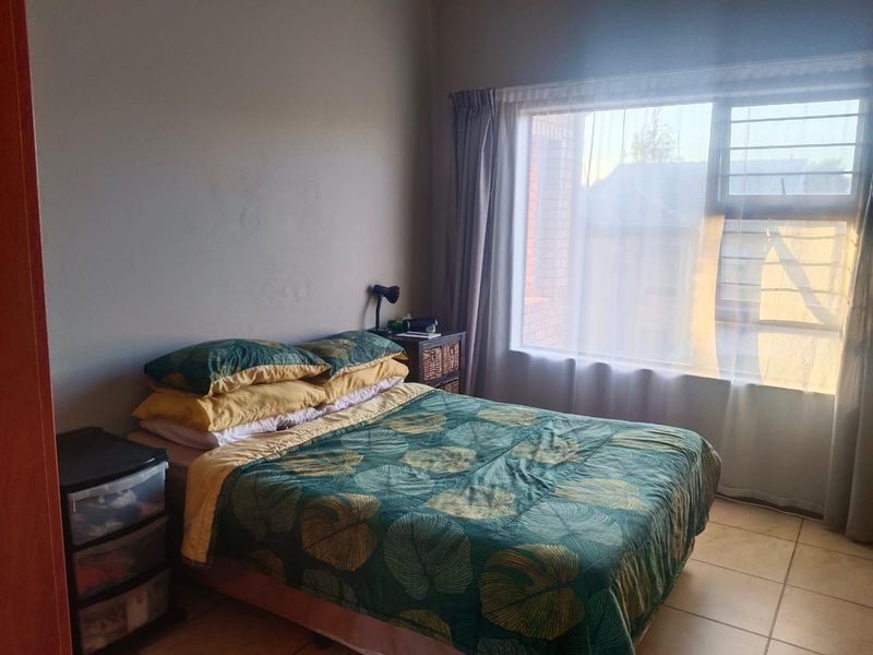 Three bedroom upstairs unit - Photo 10