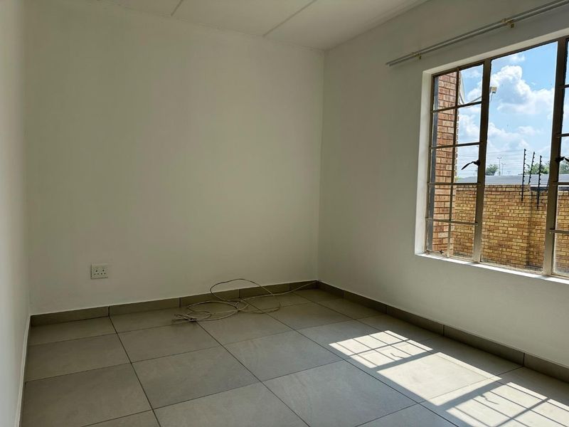 Experience contemporary living at its best in this stylish apartment, ideally situated near Fourways and Northgate Mall. - Photo 7