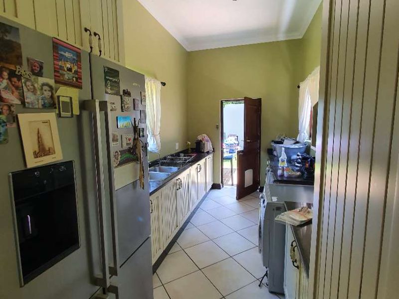 Elegant Family Living in the Prestigious Featherbrooke Estate. - Photo 5