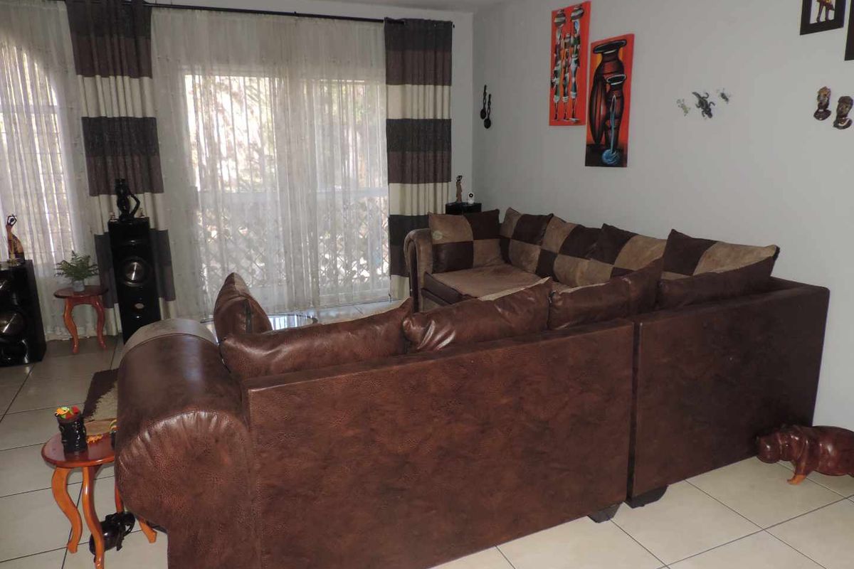 Magnificent 2 bedroomed townhouse in Southcrest - Photo 3