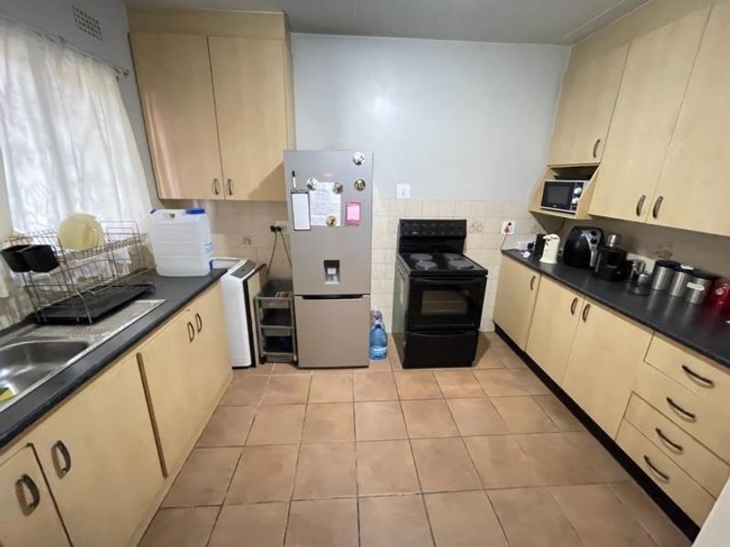 Ground-Floor Comfort in a Secure, Well-Located Complex - Photo 3