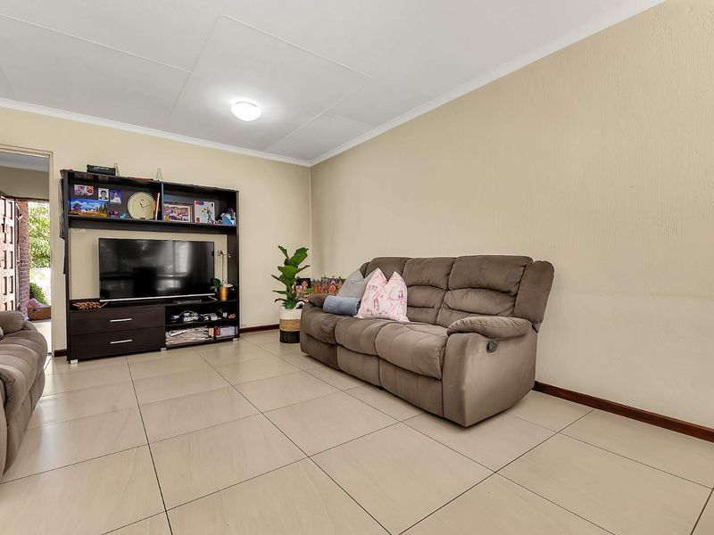 POSITION PLUS POTENTIAL – A PRIVATE LIGHT-FILLED FEEL HAPPY HOME - Photo 4