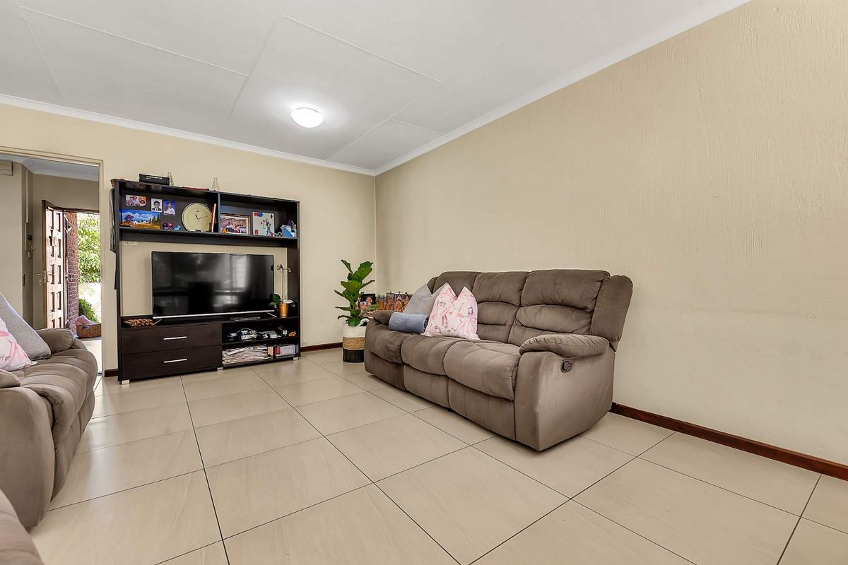 POSITION PLUS POTENTIAL – A PRIVATE LIGHT-FILLED FEEL HAPPY HOME - Photo 4