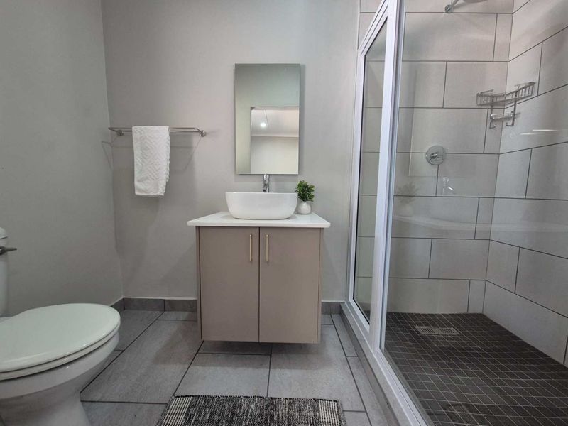 Turnkey Family Home with 2 Income Generating Flats - Perfect Investment - Photo 4