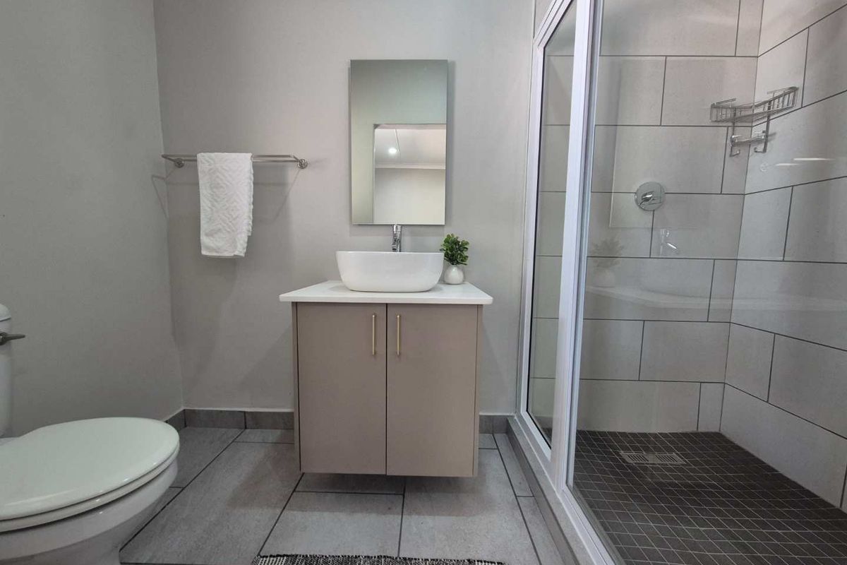 Turnkey Family Home with 2 Income Generating Flats - Perfect Investment - Photo 4